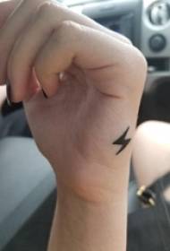 Maschera del tatuaggio del lampo del nero della mano della ragazza del modello del lampo del tatuaggio
