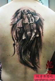 Un classico modello di tatuaggio koi con inchiostro bianco e nero sul retro