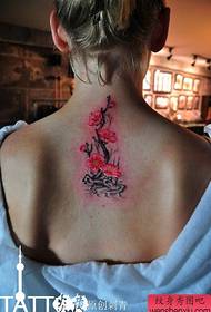 Nydelig plommefarget tatoveringsmønster på baksiden av jenta