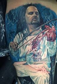 Pečių spalvos siaubo stiliaus vyras su kruvinu rankos tatuiruotės modeliu