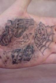 Rankinis pilkas velnio knygos tatuiruotės raštas