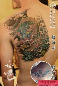 Padrão de tatuagem de leão Tang fresco e bonito na parte de trás do menino
