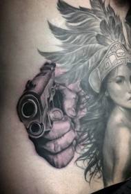Encantadora pistola en branco e negro e tatuaxe de muller india