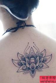 Donna ritornu travagliu di tatuaggi di lotus