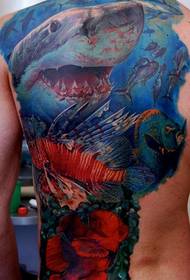 Parte traseira do macho cun fresco tatuaje de tiburón de media parte traseira