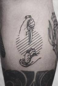 Kāts ar vienkāršu roku zīmētu melnu roku ar dunci sirds tetovējuma modeli