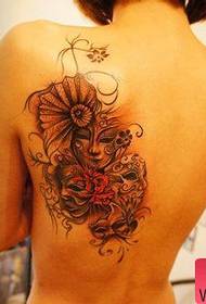 Corak tatu topeng venetian popular di belakang gadis