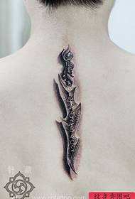 Exquisito tatuaje de puñal fresco na parte traseira