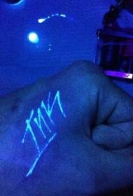 Hånd hvidt blæk hånd glødende skarp tekst tatovering