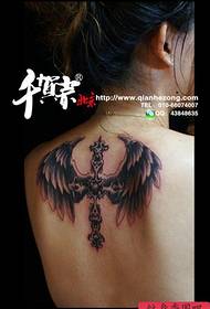 Nena brazo pop patrón clásico tatuaxe ás cruz