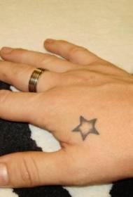 Roka minimalističen črni vzorec tatoo z majhno zvezdo