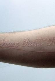 Рука белыми чернилами английский алфавит татуировка картина