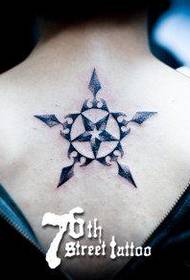 Hermoso y hermoso tatuaje de estrella de cinco puntas en la espalda de la niña