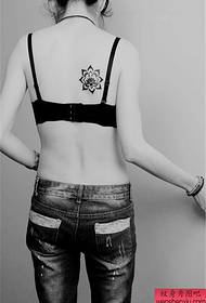 Tatueringsmönster för kvinnlig ryggblommatotem