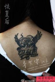 Le ragazze appoggiano un bellissimo modello di tatuaggio con ali d'amore famose