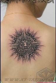 Дјевојка леђа популаран класични камени узорак тетоважа сунца