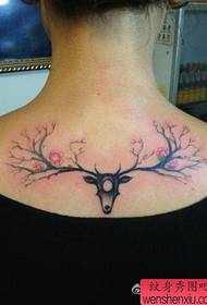 A spalle di a ragazza hè un altru mudellu pupulari di tatuaggi di serva cervo