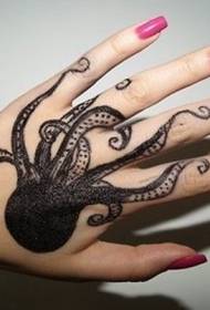 Model de tatuaj de caracatiță alb-negru pe spatele mâinii