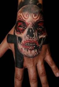 Ritratto della donna messicana colorata con il tatuaggio di stile dell'illustrazione della mano indietro
