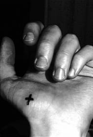 Modello di tatuaggio a mano segno croce nera audace