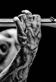 Modello di tatuaggio mostro spaventoso pazzo nero a mano