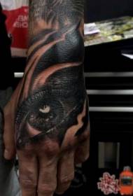 Braccio modello di tatuaggio realistico occhio nero new school