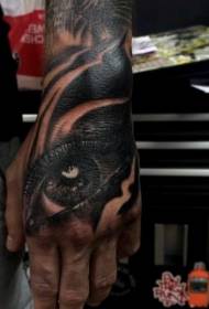 Arm nieuw school realistisch zwart oog tattoo patroon