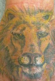 Manlike hand gekleurde leeu kop tattoo patroon