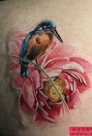 Nzuri nzuri hummingbird na tattoo ya maua nyuma