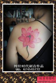 Задните рамене на момичето изглеждат добре розови модел на татуировка на лотос