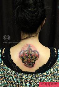 Момиче на гърба хубав модел на татуировка на короната
