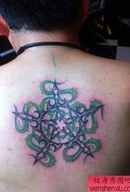 Mannelijk terug klassiek kweepeer pentagram tattoo patroon
