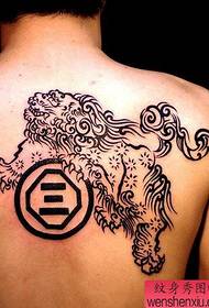 Patrón de tatuaxe de león detrás do tótem