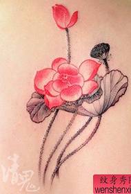 Predivna boja uzorka tetovaže cvijeta lotosa na leđima djevojčice