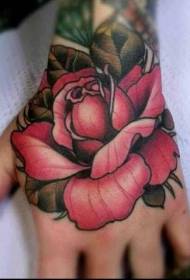 Bel tatuaggio rosa rosa sul dorso della mano
