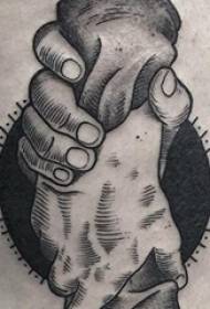 Tattooed ազդր տղայի ազդր ձեռքի դաջվածքի նկարը