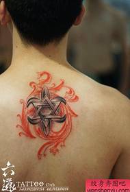 I dorsi dei ragazzi sono solo bellissimi tatuaggi a stella a sei punte