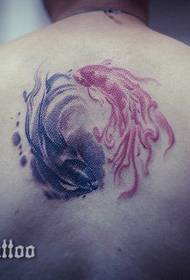 Прекрасна шема со тетоважа со мастило на задниот дел на мажјакот