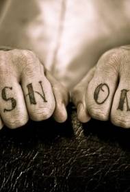 De tatoegeringspatroon van het mannenhand zwart Engels alfabet