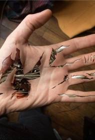 Imágenes de tatuajes de piel desgarrada y partes mecánicas coloreadas a mano