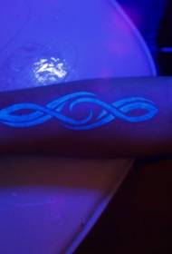 Tótem de tatuajes de brazo patrón fluorescente