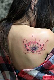 modèle de tatouage de lotus de dos d'une femme