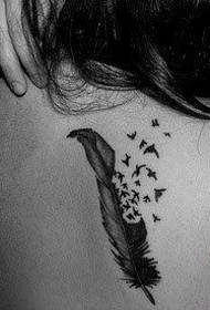 Me me rov qab feather tattoo ua haujlwm