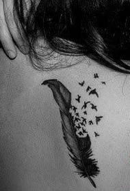 Pequeños tatuajes de plumas de espalda frescas