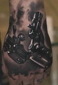 Tatouage de machine à tatouer réaliste noir sur le dos de la main