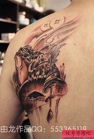 Классический рисунок татуировки черепа из черного и белого золота на плече мужчины