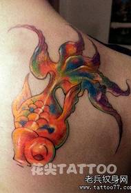 a hátán egy kicsi színes aranyhal tetoválás