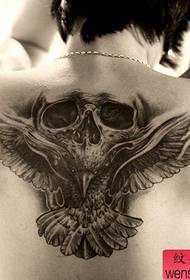 Креативна тетоважа орлова на задњој лубањи дјелује