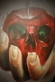 Реалистично лепа женска рука с узорком тетоваже јабуке у облику лубање