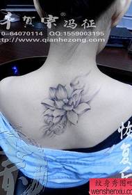 लड़की की पीठ पर सुंदर काले ग्रे कमल टैटू पैटर्न दिखता है